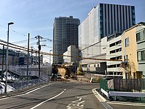 本線のトンネル工事を行うため、接続道路の整備と同時にこれまで二俣川駅南口にアクセスしていた上り坂（奥）が廃止となった