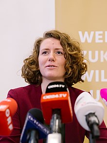 Katharina Rogenhofer vor Mikrofonen