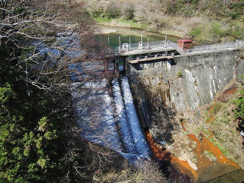 File:Koyama Dam old dam 2.jpg