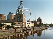 Elmshorner Hafen 2000, im Hintergrund eines der Getreidefrachtschiffe