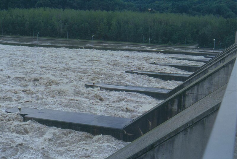 File:Kraftwerk Greifenstein Hochwasser II.jpg