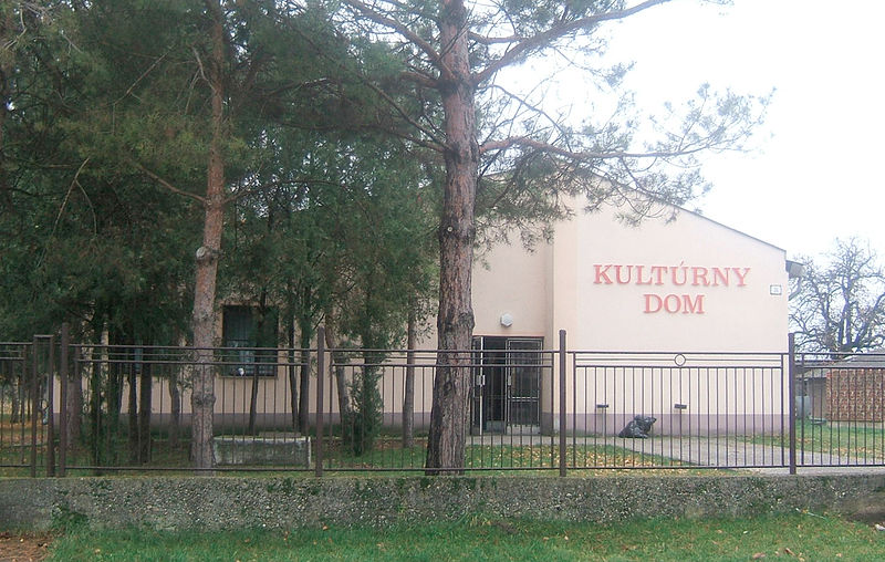 File:Kultúrny-dom-v-Rastislaviciach.jpg