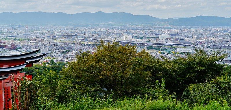 File:Kyoto Blick vom Schrein Fushimi-Inari-taisha auf Kyoto 2.jpg