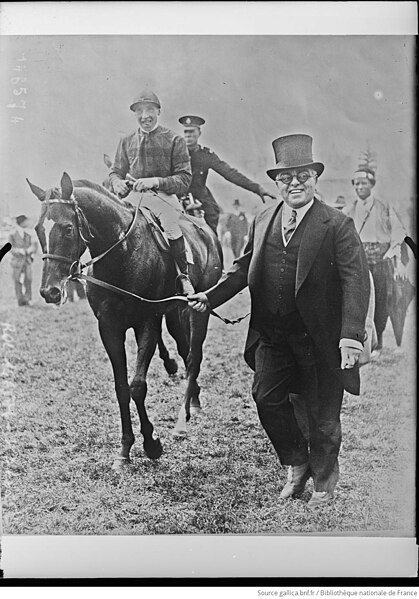 Aga Khan III and his horse Blenheim ridden by Wragg, winner of the Epsom Derby (June 4, 1930)