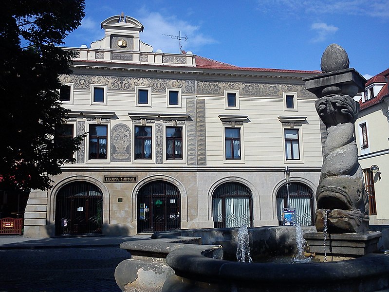 File:Lékárna, Masarykovo náměstí 148, Uherské Hradiště 2.jpg