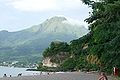 La montagne Pelée vue de l'anse Turin, au Carbet en Martinique.
