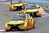 Equipo LADA Sport conduciendo autos LADA Vesta WTCC, 2016.