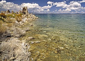 Les rives du Mono Lake, dans l'est de la Californie (États-Unis). (définition réelle 1 890 × 1 355)