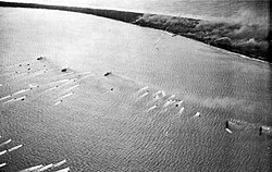 Landing craft approaching Eniwetok on 19 February 1944.jpg