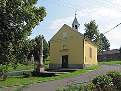 Náves s kaplí sv. Floriána z r. 1825, křížem a pomníkem T.G. Masaryka