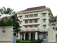 โรงแรมหลวงกัมพูชา ก่อตั้งในปี ค.ศ. 1929 สมัยพระบาทสมเด็จพระสีสุวัตถิ์ มุนีวงศ์