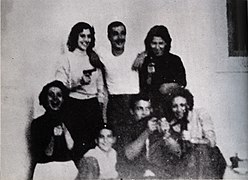 De izquierda a derecha, detrás: Djamila Bouhired, Yacef Saâdi, Hassiba Ben Bouali. Al frente: Samia Lakhdari, Omar, el sobrino de Yacef Saadi, Ali La Pointe, con un arma en la mano y Zohra Drif.