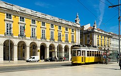 Lisabonská tramvaj na Praça do Comércio