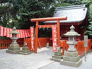 Lisy przed chramem shintoistycznym.JPG