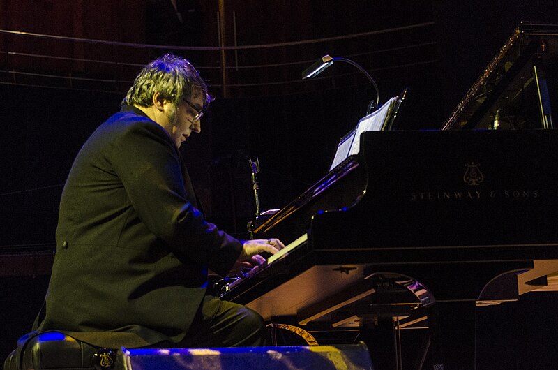 File:Lito Vitale en “Tiempo reflejado”, homenaje a Manolo Juárez en el Centro Cultural Kirchner.jpg