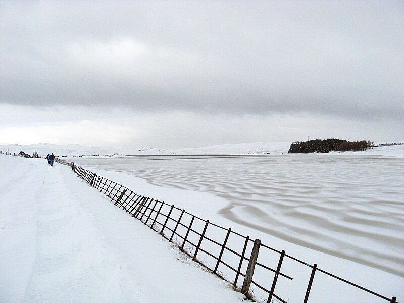 File:Loch-Thom-snow-27-2-10c.jpg