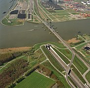 Un tunnel sous la Nouvelle-Meuse à côté du pont