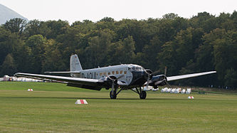 English: Lufthansa (Deutsche Lufthansa Berlin-Stiftung) Junkers Ju-52/3mg8e (reg. D-CDLH (D-AQUI), cn 130714, built in 1936). Engine: 3 × PW 1340 S1H1-G (3 × 600 hp). Deutsch: Lufthansa (Deutsche Lufthansa Berlin-Stiftung) Junkers Ju-52/3mg8e (Reg. D-CDLH (D-AQUI), cn 130714, Baujahr 1936). Motor: 3 × PW 1340 S1H1-G (3 × 600 PS).