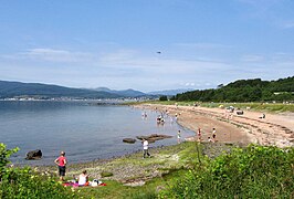 Strand og piknikkområde.