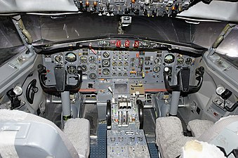 يتم التحكم في الدفة من خلال دواسات الدفة في الجزء الخلفي السفلي من المقود في هذه الصورة لقمرة قيادة بوينغ 727.