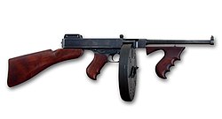 Pistolet mitrailleur Thompson, à chargeur «camembert», popularisé par les gangsters américains de l'entre-deux-guerres.