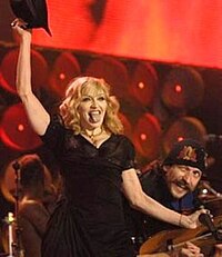 Madonna interpretando "La Isla Bonita".