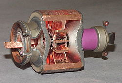 https://upload.wikimedia.org/wikipedia/commons/thumb/1/16/Magnetron2.jpg/250px-Magnetron2.jpg