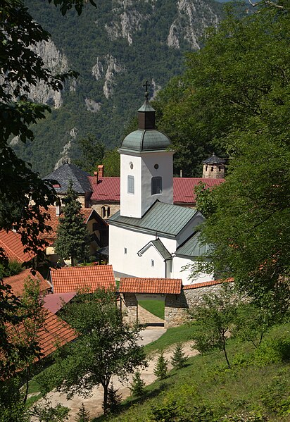 File:Manastir Sretenje (Ovčar), leto 03.jpg