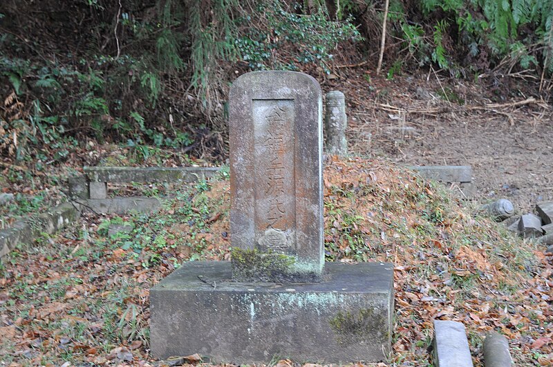 File:Mannenyama Cemetery 14.JPG