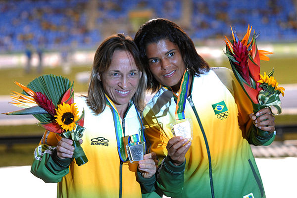 Márcia Narloch and Sirlene Pinho with their marathon medals