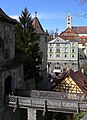 Links: Eingang zur Burg Meersburg, rechts Pfarrkirche