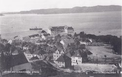Fotografi av Meyermarken, Ladegården og Rothaugen skole tatt fra Mulen mellom 1912 og 1915.