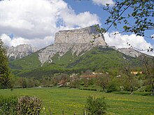 Le hameau de Ruthière au pied du mont Aiguille.