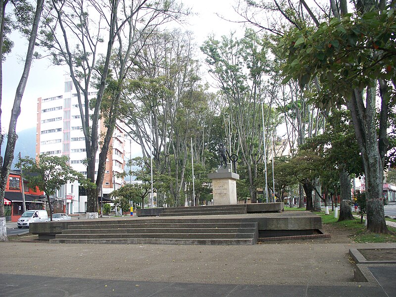 File:Monumento Almirante Prudencio Padilla.JPG