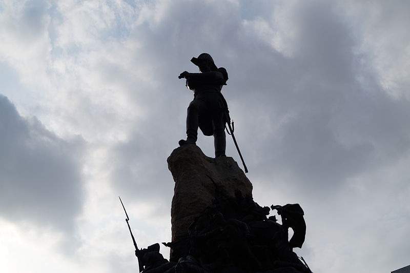 File:Monumento al General Sucre a contraluz.jpg