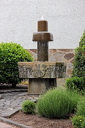 Mülheim-Kärlich, Brunnen Im Grünen Meer (2014-05-10 2 Sp).JPG