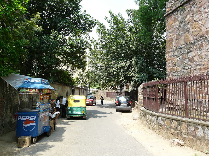 File:Narrow lane leading to the Agrasen ki Baoli (7987709114).jpg