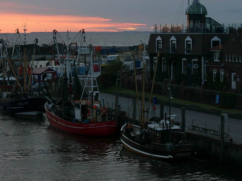 File:Neuharlingersiel-Morgenstimmung am Hafen-II-20.07.07.JPG