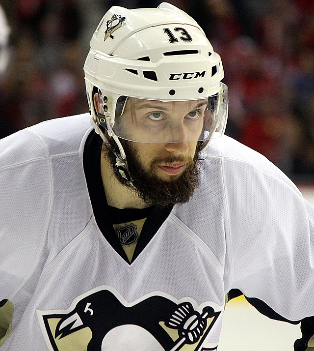 https://upload.wikimedia.org/wikipedia/commons/thumb/1/16/Nick_Bonino_2016-04-07_1.JPG/640px-Nick_Bonino_2016-04-07_1.JPG