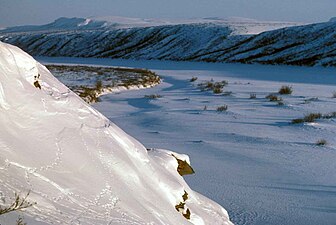 O rio coberto de neve no inverno.