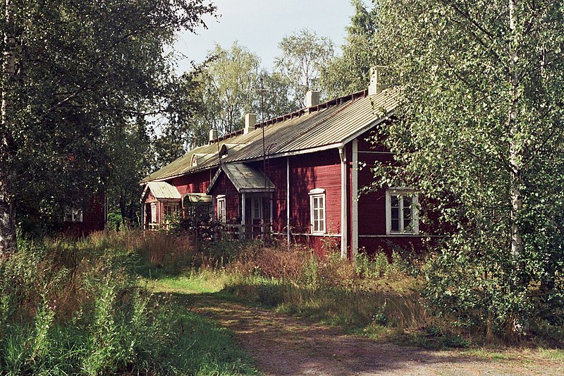 File:Old wooden buildings in Huittinen Aug2008 002.jpg