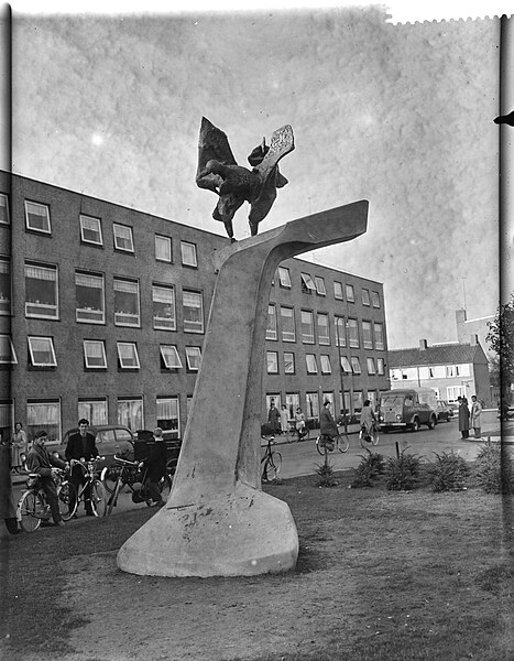 File:Onthulling van het monument Welvaart door de Industrie van Wessel Couzijn in Den, Bestanddeelnr 909-9252.jpg