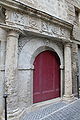 Una porta de perspectiva forçada a Pézenas, França.