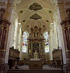 Le chœur baroque avec maître-autel et stalles.