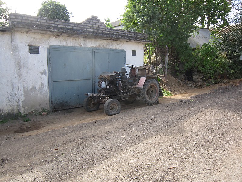 File:Paškavičy, Minsk District 4 - tractor.jpg