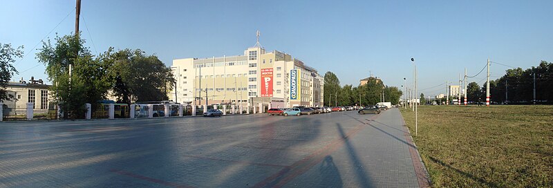 File:Panorama, "Sozvezdie" ("Constellation") store (in the centre) and trolleybus depot (on the left) - panoramio.jpg