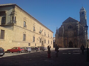 Fachada principal junto a la Capilla del Salvador