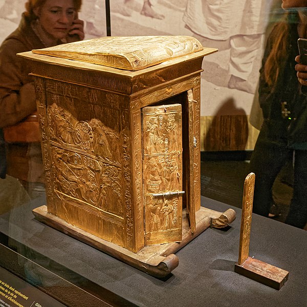 File:Paris - Toutânkhamon, le Trésor du Pharaon - Naos en bois doré représentant des scènes de la vie de Toutânkhamon et d'Ânkhésenamon - 001.jpg