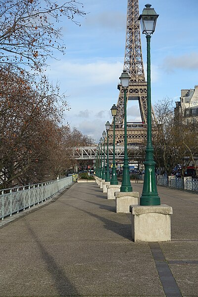 File:Paris 75015 Promenade du quai de Grenelle 20160109 street lights.jpg