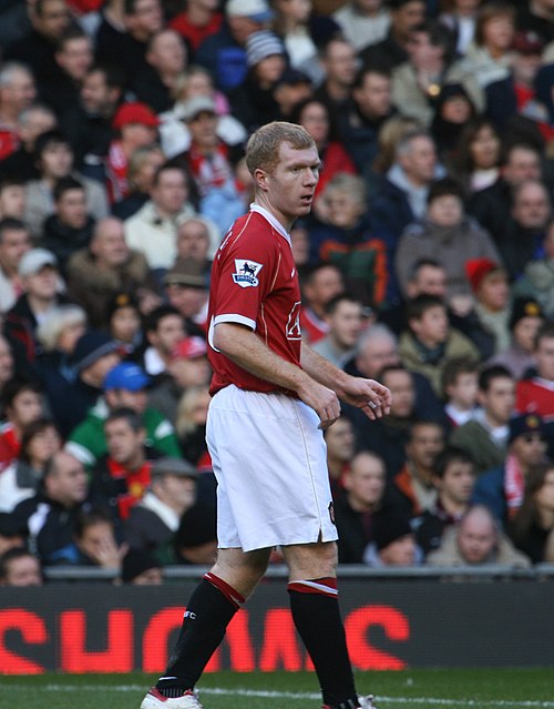 Scholes playing for Manchester United in 2006